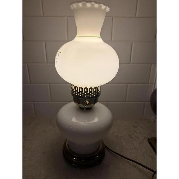 Vintage Milk glass electric hurricane lamp with brass base and floral motifs. - Picture 7 of 15